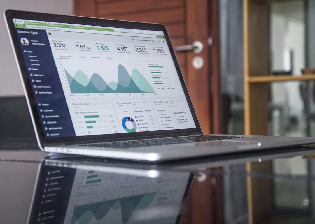 Ordenador portátil mostrando métricas y análisis de datos