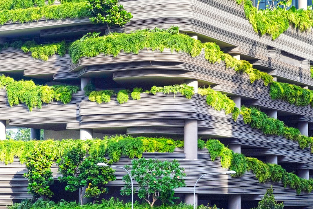 Edificio sostenible rodeado de zonas verdes