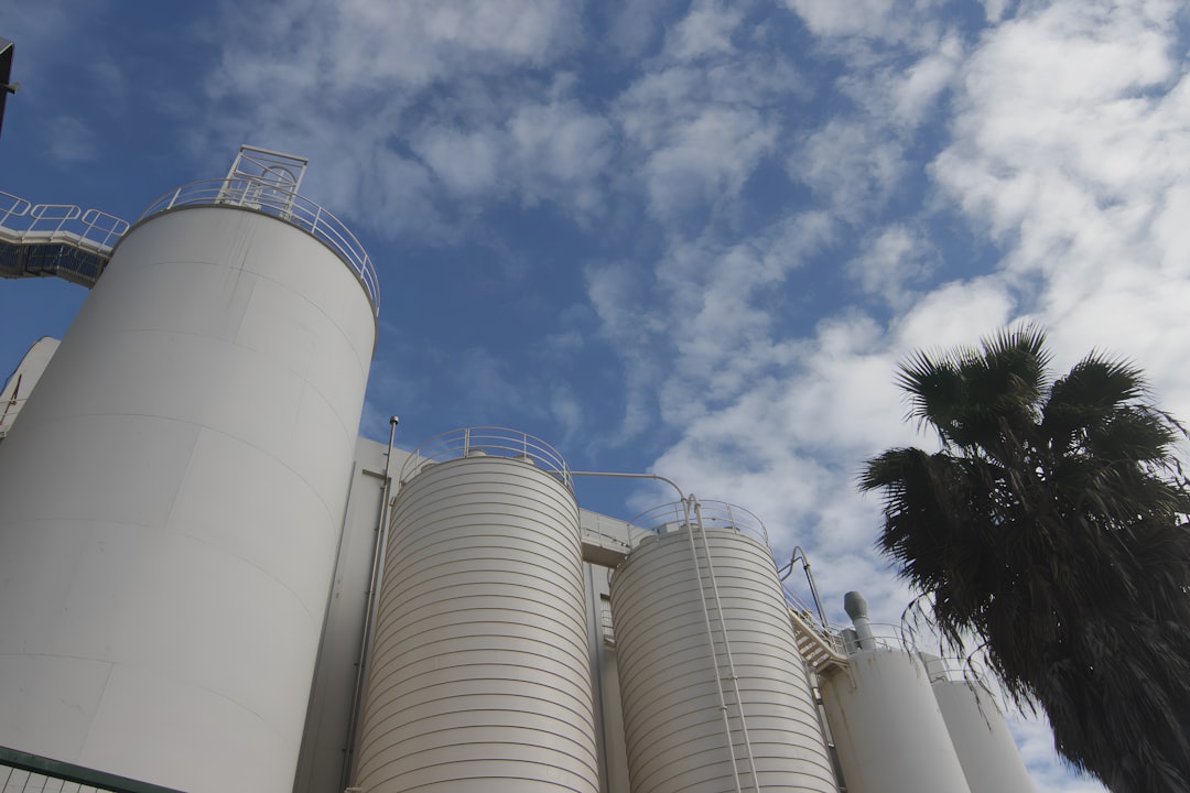 Inversión de 15 mil millones en la industria química de España para 2030 1 Instalaciones y silos de una planta industrial
