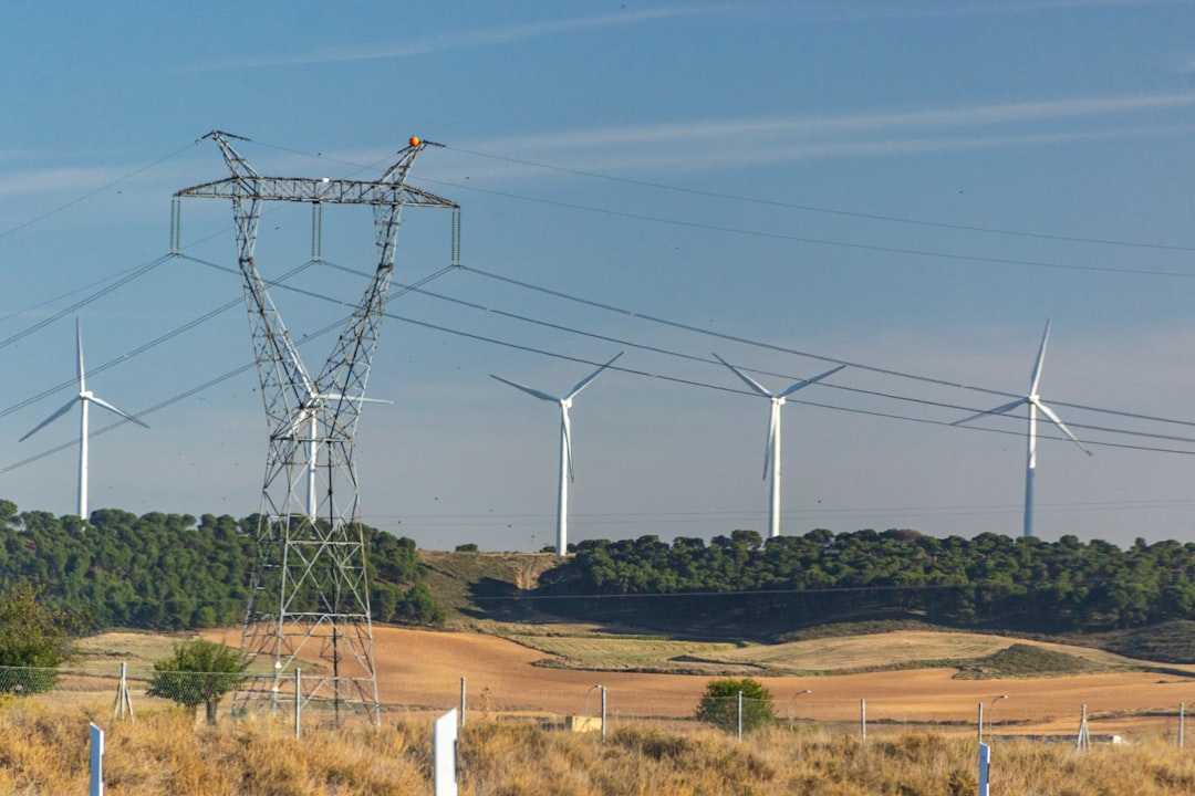 La Urgente Necesidad de Invertir en Redes Eléctricas en Navarra 1 Red eléctrica y aerogeneradores para integrar energía renovable