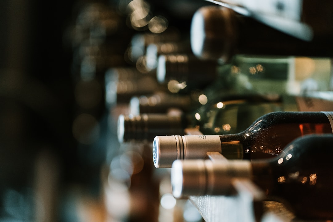Botellas de vino almacenadas como activo de colección e inversión