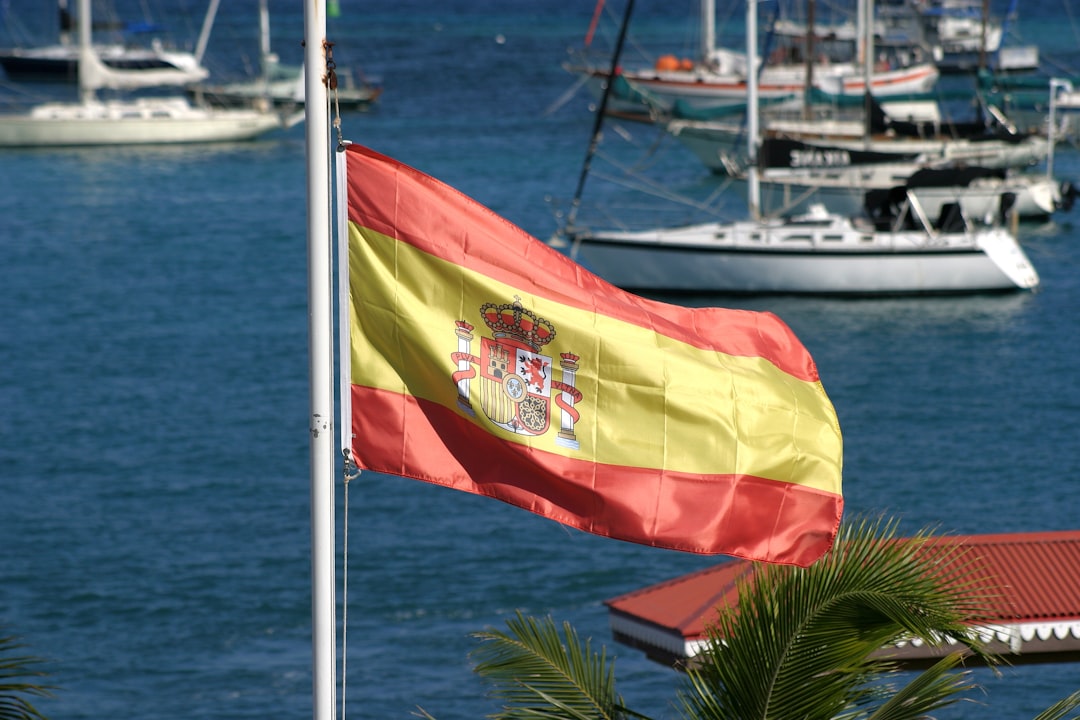 Caída del 50% en inversión española en EE.UU. por política de Trump 1 Bandera española como símbolo de la inversión internacional