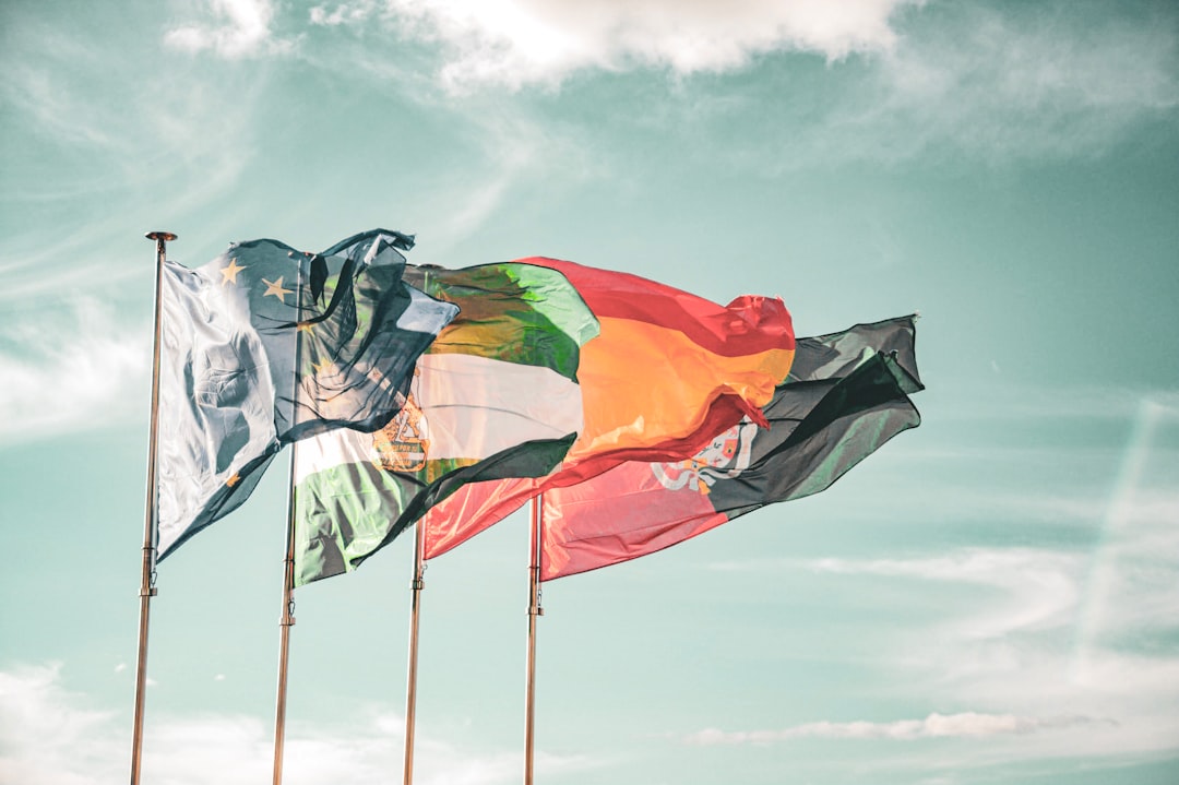 Banderas europeas ondeando como símbolo de inversión internacional