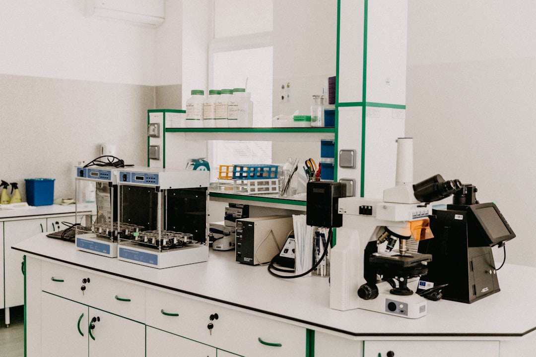 Inversiones Farmacéuticas en Dilema por Tensiones Geopolíticas 1 Instalaciones de investigación farmacéutica y laboratorio
