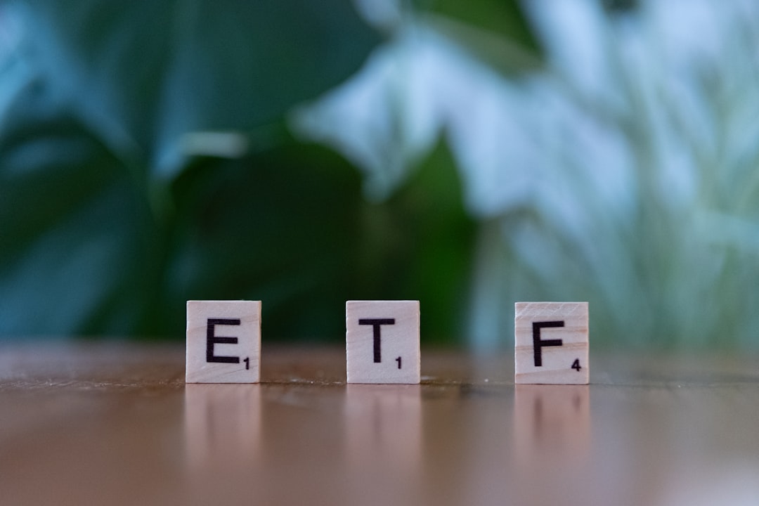 Bloques con las siglas ETF como concepto de inversión bursátil