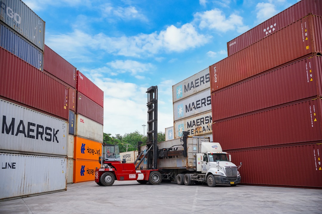 La Pasiega: Revolución en Logística con Inversión de 230 Millones en Cantabria 1 Terminal logística con contenedores de carga