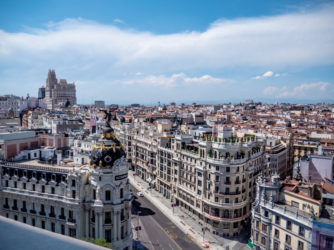 Madrid lidera inversiones en España, pero otras regiones quedan rezagadas 1 Edificios de Madrid bajo un cielo despejado