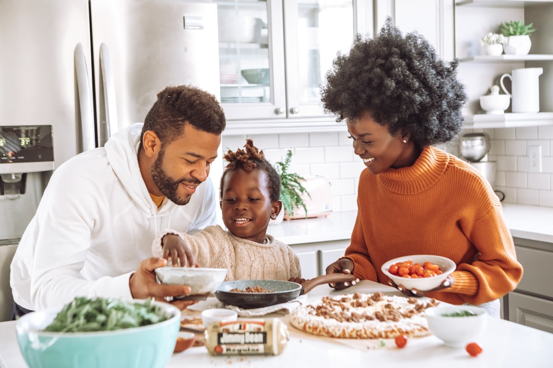Familia compartiendo una pizza durante una comida