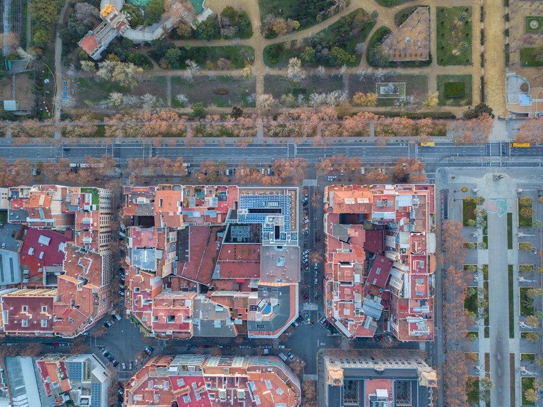 Vista urbana de una localidad española en proceso de renovación