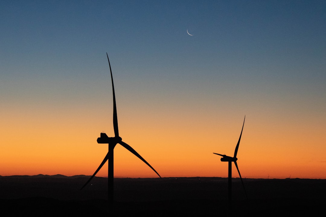 Aerogeneradores al atardecer en Uruguay