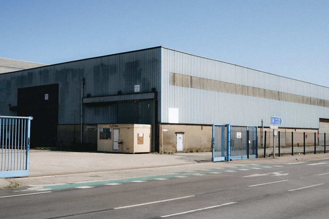 Centro logístico industrial con zonas de carga y distribución