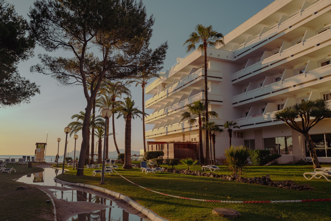 Family Offices invierten en hoteles españoles: nueva tendencia rentable 1 Hotel turístico representativo de la inversión hotelera