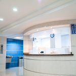 Interior moderno de un centro hospitalario