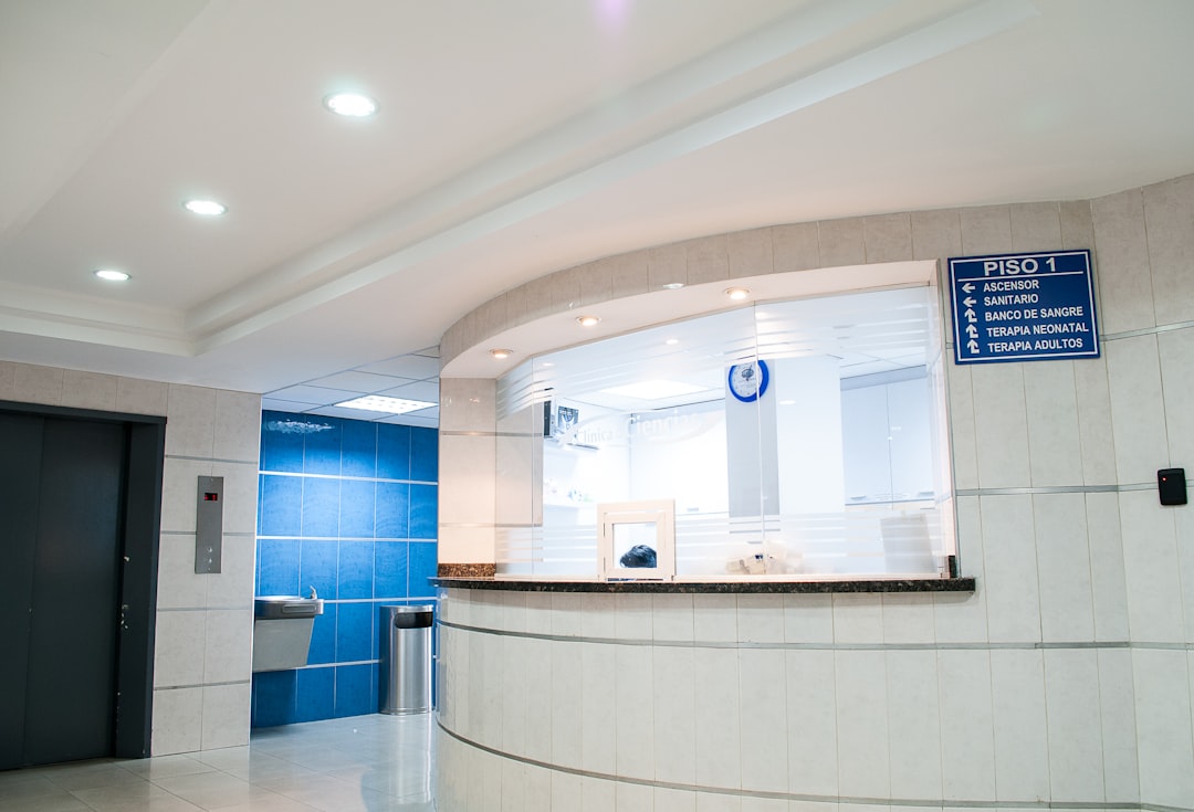 Interior moderno de un centro hospitalario