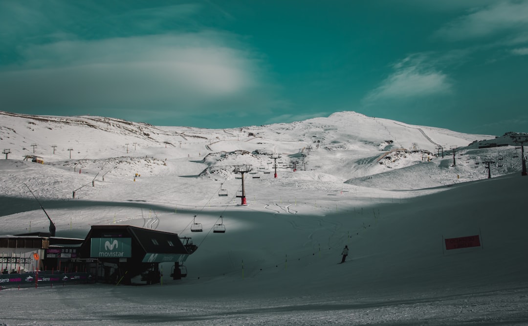 Inversión de 4.5 millones transformará Sierra Nevada en destino top 1 Paisaje montañoso de Sierra Nevada como destino turístico